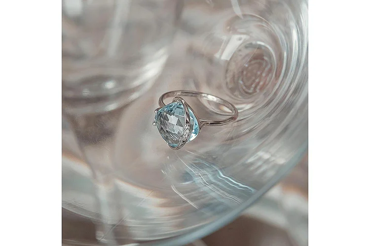 Кольцо из белого золота с топазом sky и 3 фианитами