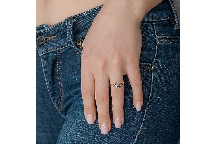 Кольцо из красного золота с сапфиром