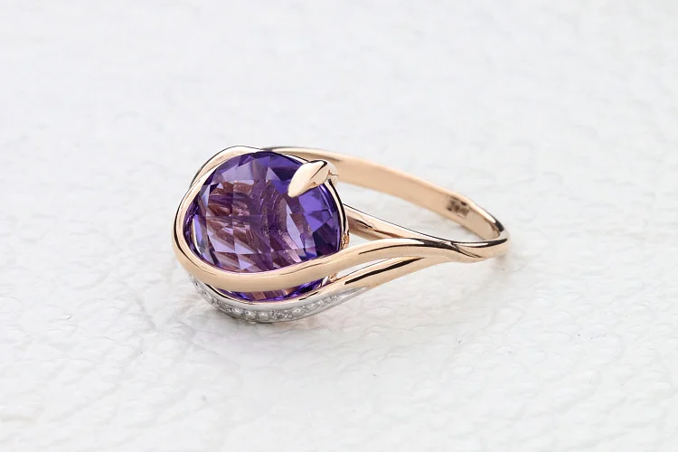 Кольцо из красного золота с аметистом и 3 фианитами