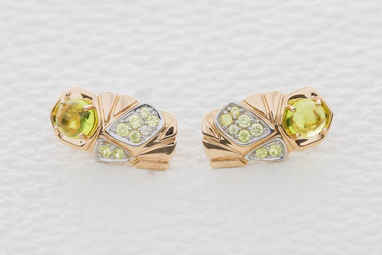 Серьги из красного золота с 2 хризолитами и 20 фианитами