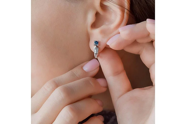 Серьги из белого золота с 2 сапфирами и 12 бриллиантами