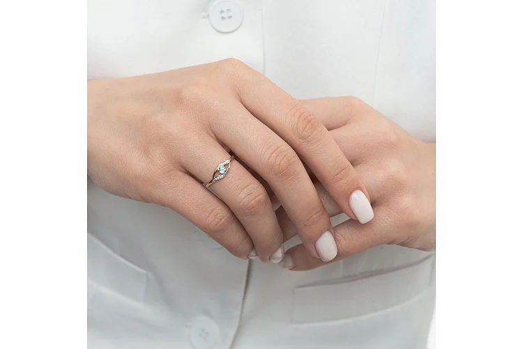 Кольцо из красного золота с топазом swiss и 8 фианитами