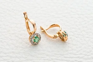 Серьги из красного золота с 2 изумрудами и 28 бриллиантами