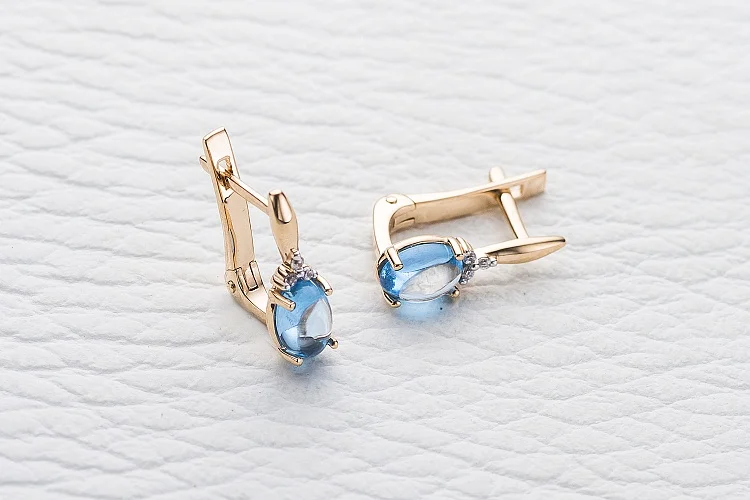 Серьги из красного золота с 2 топазами swiss и 6 фианитами