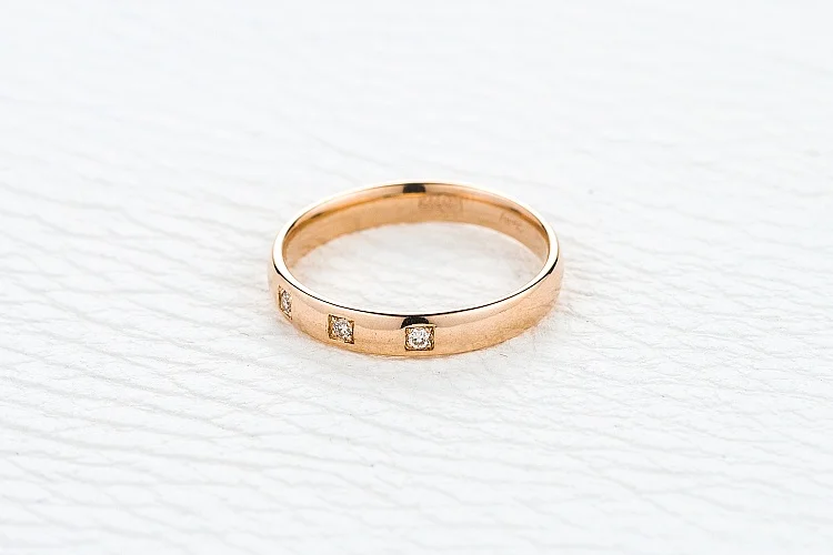 Обручальное кольцо из красного золота с 3 бриллиантами