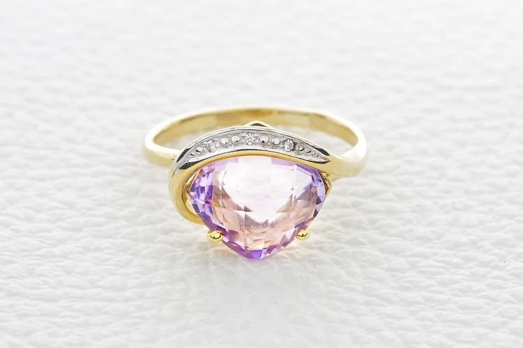Кольцо из жёлтого золота с аметистом и 3 фианитами