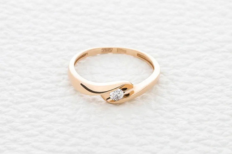 Кольцо из красного золота с бриллиантом