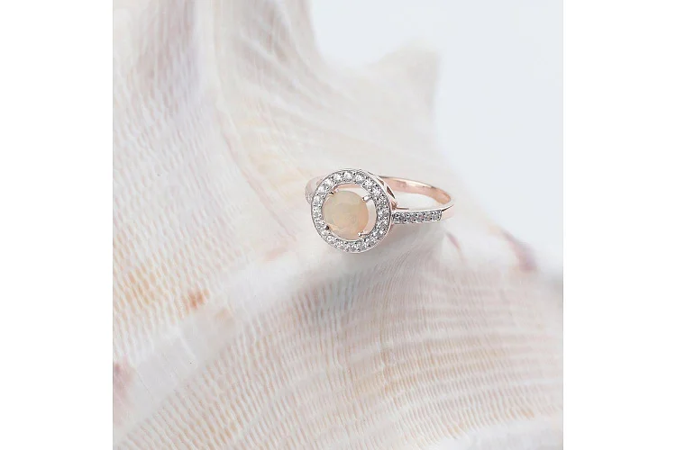 Кольцо из красного золота с опалом и 30 фианитами