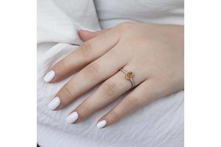 Кольцо из красного золота с цитрином и 12 фианитами