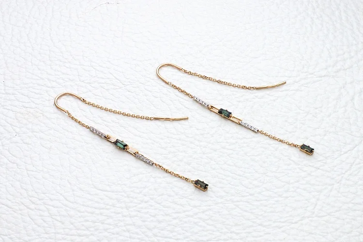 Серьги-продёвки из красного золота с 4 александритами и 20 бриллиантами