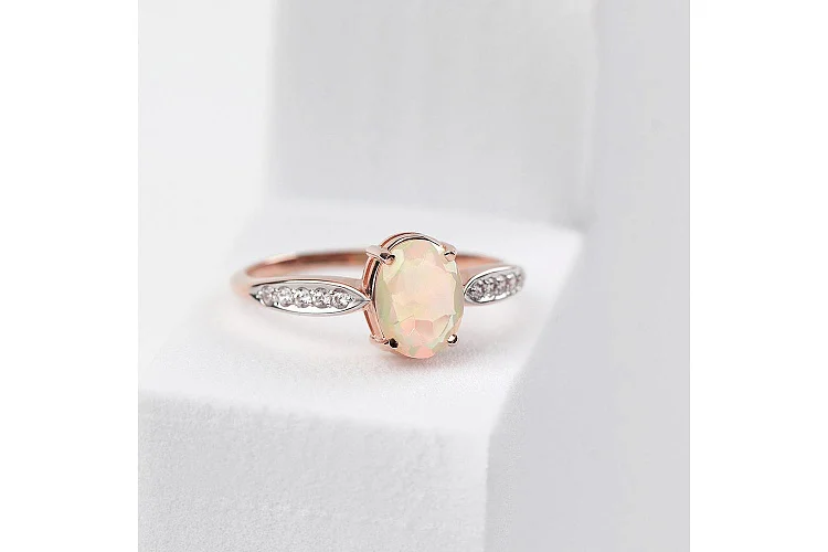 Кольцо из красного золота с опалом и 10 фианитами