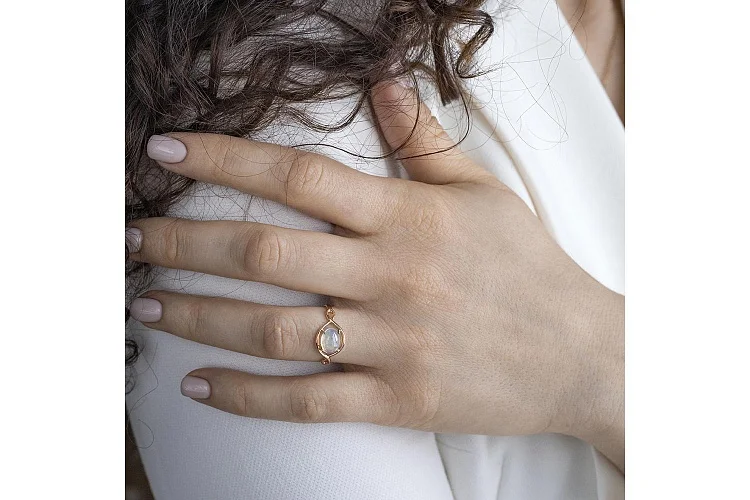 Кольцо из красного золота с опалом