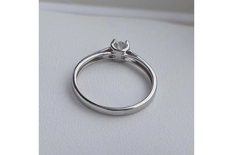 Кольцо из белого золота с выращенным бриллиантом