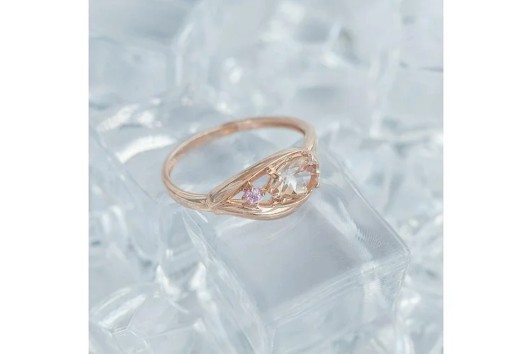 Кольцо из красного золота с морганитом и фианитом