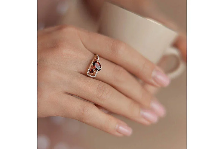 Кольцо из красного золота с 3 гранатами и 18 фианитами