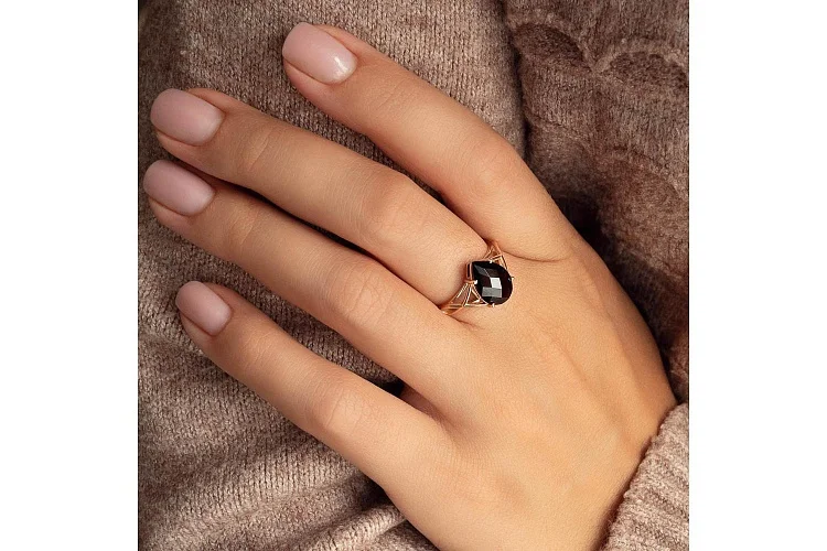 Кольцо из красного золота с гранатом