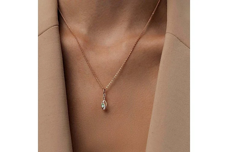 Подвеска из красного золота с изумрудом и 7 бриллиантами