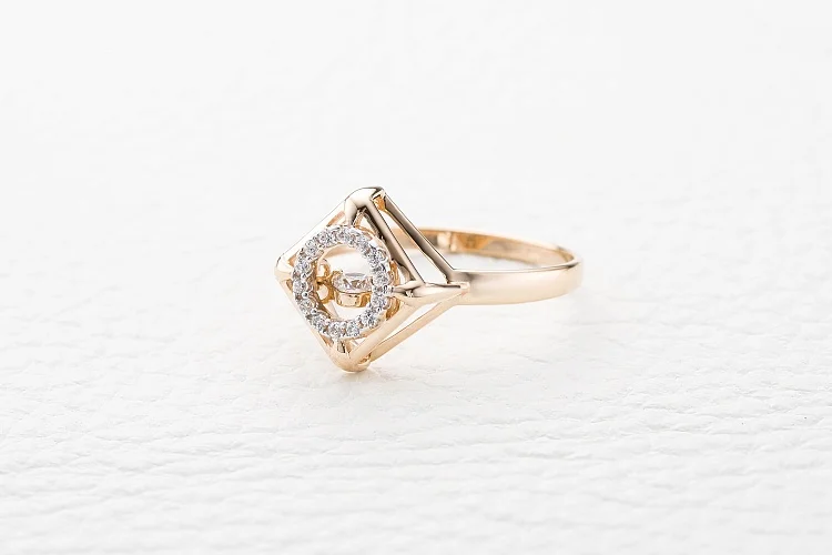 Кольцо Квадрат из красного золота с 15 фианитами