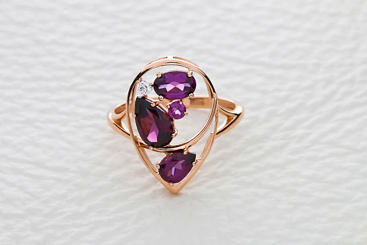 Кольцо из красного золота с 4 родолитами и фианитом