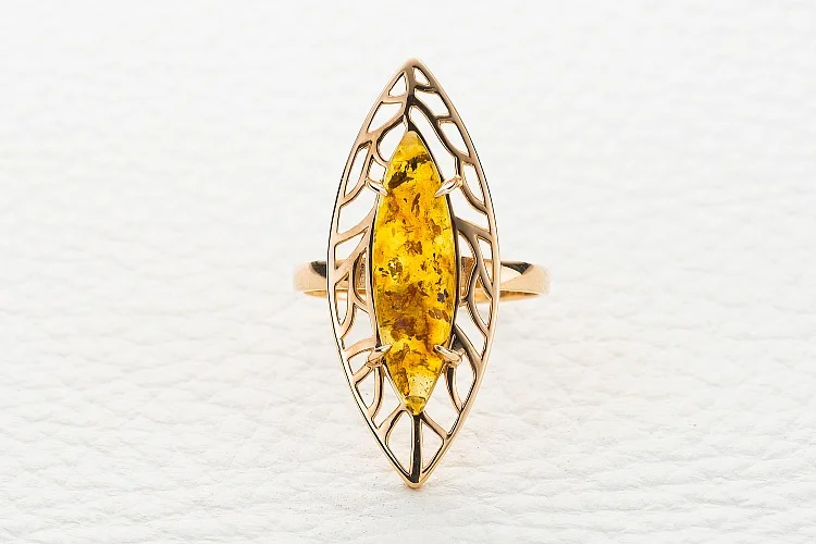 Кольцо из красного золота с янтарём