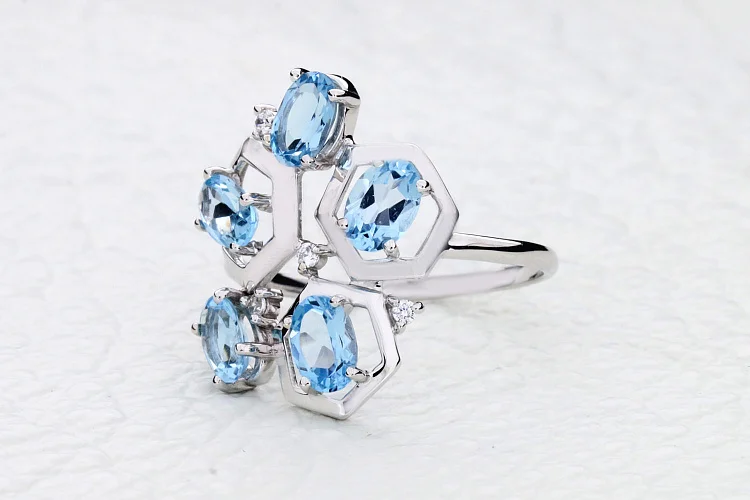 Кольцо из белого золота с 5 топазами swiss и 4 фианитами