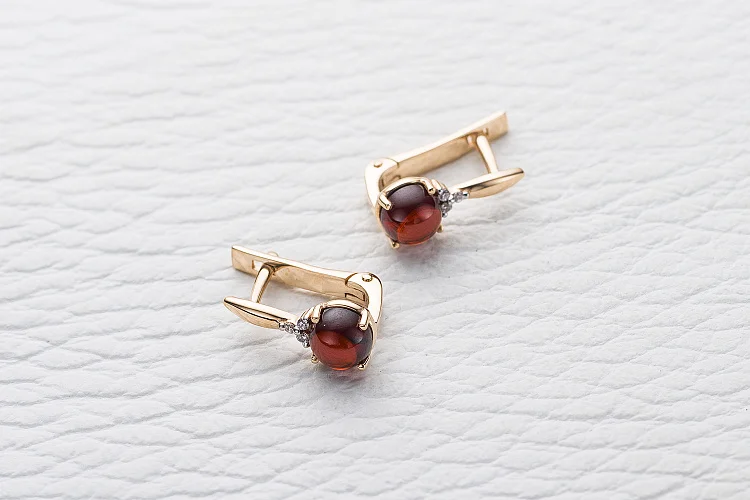 Серьги из красного золота с 2 гранатами и 6 фианитами