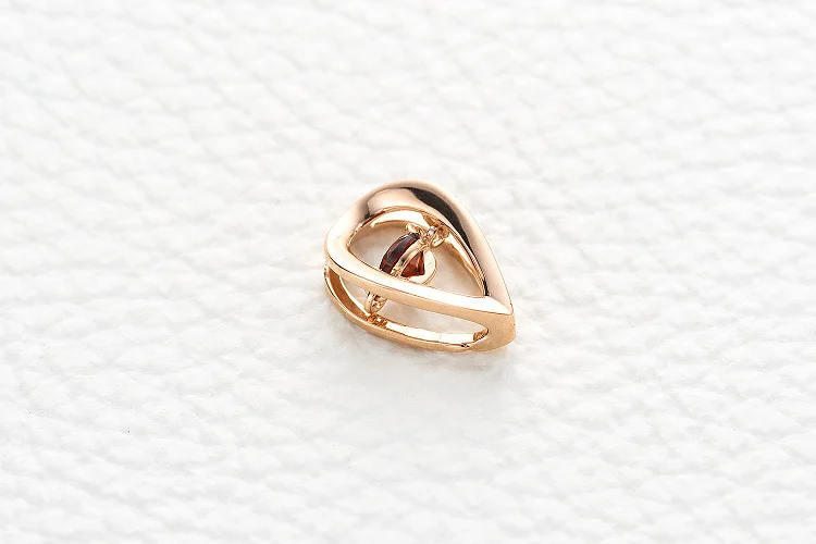 Подвеска из красного золота с гранатом