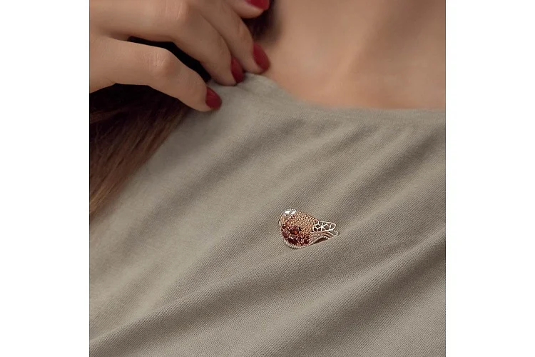 Брошь Снегирь из красного золота с 24 гранатами и 7 фианитами