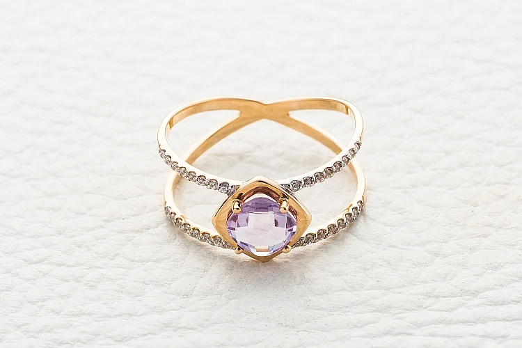 Кольцо из красного золота с аметистом и 32 фианитами