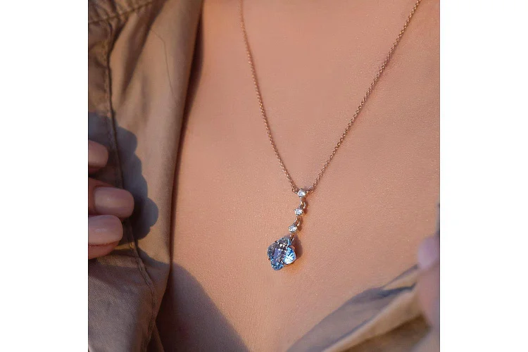 Колье из красного золота с топазом sky и 3 фианитами