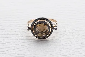 Кольцо из красного золота с раухтопазом и 32 фианитами