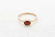 Кольцо из красного золота с гранатом