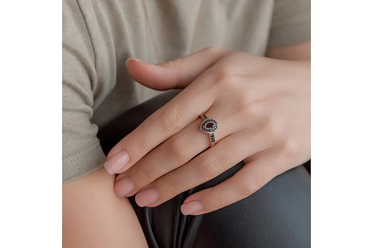 Кольцо из красного золота с гранатом и 21 фианитами