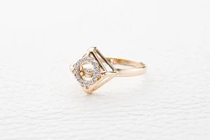 Кольцо Квадрат из красного золота с 15 фианитами