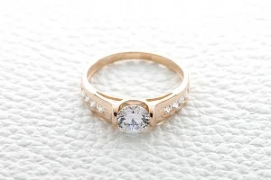 Кольцо из красного золота с 9 кристаллами swarovski