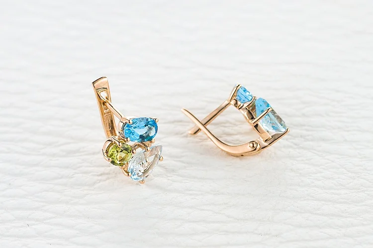 Серьги из красного золота с топазами sky, топазами swiss и хризолитами