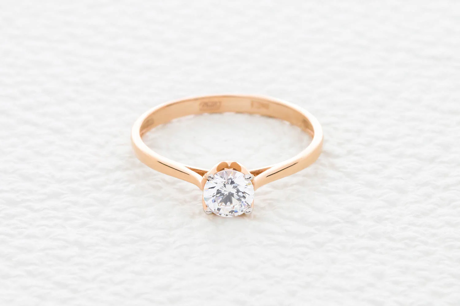 Кольцо из красного золота с кристаллом swarovski