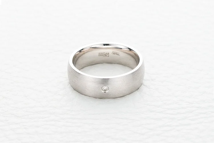 Кольцо из белого золота с бриллиантом