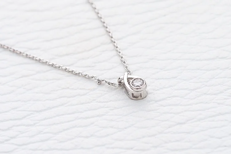 Колье из белого золота с бриллиантом