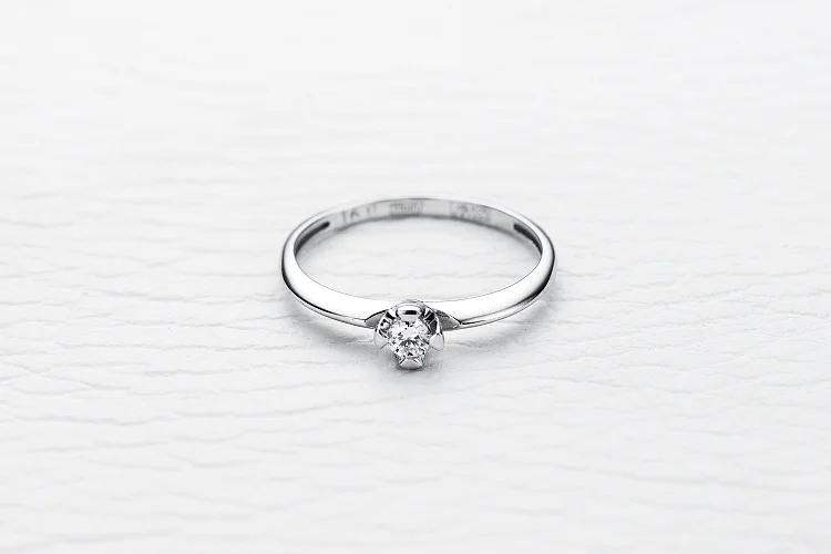 Кольцо из белого золота с бриллиантом