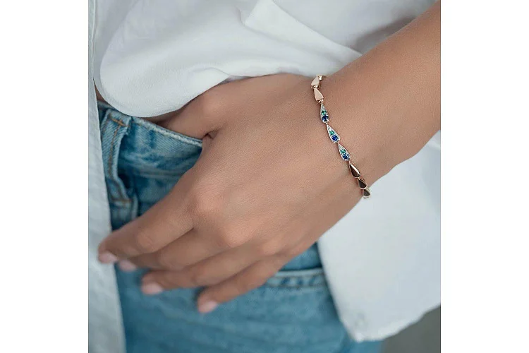 Браслет из красного золота с корундами, фианитами и изумрудами