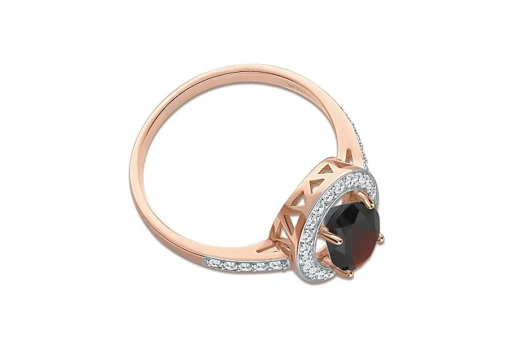 Кольцо из красного золота с гранатом и 32 фианитами