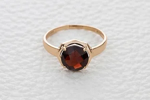 Кольцо из красного золота с гранатом