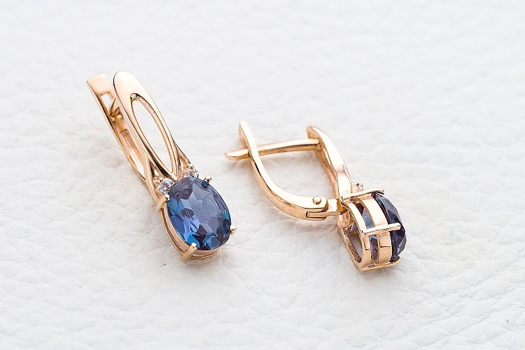 Серьги из красного золота с 2 александритами и 4 фианитами