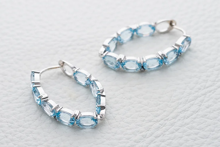 Серьги из белого золота с 16 топазами sky и 8 фианитами