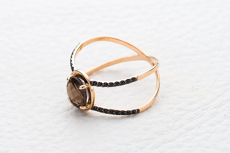 Кольцо из красного золота с раухтопазом и 32 фианитами