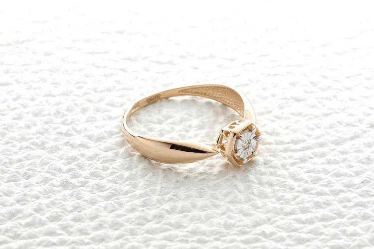 Кольцо из красного золота с бриллиантом