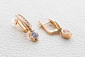 Серьги из красного золота с 14 кристаллами swarovski