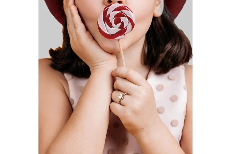 Детское кольцо из красного золота с перламутром