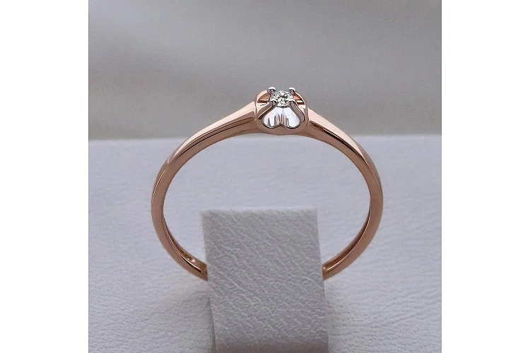 Кольцо из красного золота с муассанитом